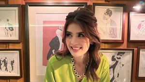 7 Foto Carissa Puteri Ultah ke-41, Wajah Cantik Seperti Tak Menua Curi Atensi