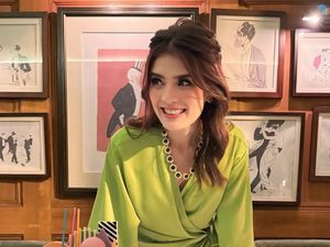 7 Foto Carissa Puteri Ultah ke-41, Wajah Cantik Seperti Tak Menua Curi Atensi
