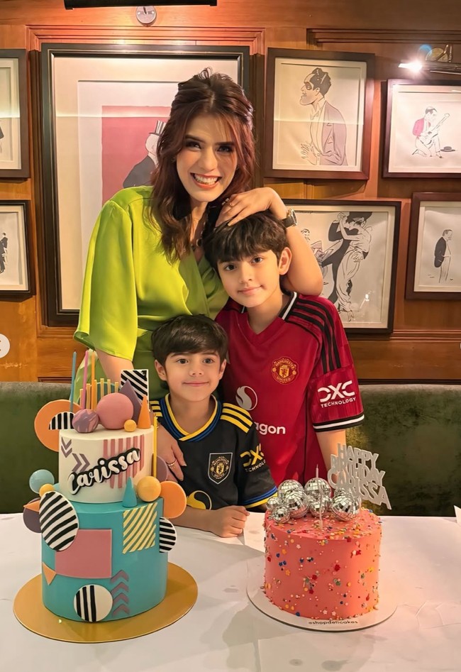 Terlihat kedua putra Carissa, Quenzino Acana Naif dan Zanecka Acana Naif yang turut hadir. Quenzino dan Zanecka tampil kompak kenakan jersey Manchester United. Foto: Instagram/@carissa_puteri