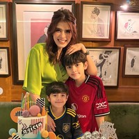 Terlihat kedua putra Carissa, Quenzino Acana Naif dan Zanecka Acana Naif yang turut hadir. Quenzino dan Zanecka tampil kompak kenakan jersey Manchester United. Foto: Instagram/@carissa_puteri