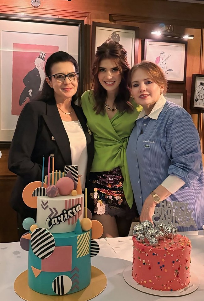 Carissa sendiri tampil cantik kenakan blouse hijau neon dipadukan dengan rok mini bling-bling. Ia juga menambahkan kalung senada untuk melengkapi penampilannya. Foto: Instagram/@carissa_puteri