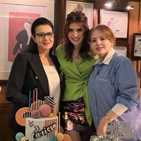 Carissa sendiri tampil cantik kenakan blouse hijau neon dipadukan dengan rok mini bling-bling. Ia juga menambahkan kalung senada untuk melengkapi penampilannya. Foto: Instagram/@carissa_puteri