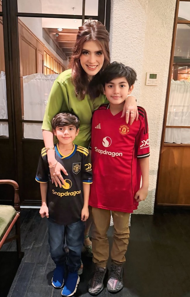 Penampilan Carissa terlihat simpel seperti biasanya, dengan gaya rambut khasnya, messy hair yang diikat setengah. Riasan wajahnya juga terlihat soft dengan lipstik berwarna pink nude. Foto: Instagram/@carissa_puteri