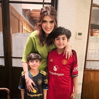 Penampilan Carissa terlihat simpel seperti biasanya, dengan gaya rambut khasnya, messy hair yang diikat setengah. Riasan wajahnya juga terlihat soft dengan lipstik berwarna pink nude. Foto: Instagram/@carissa_puteri