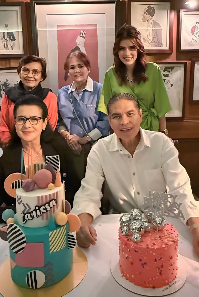 Ibunda Carissa, Lily S.P juga terlihat hadir. Punya darah keturunan Jerman, kecantikan ibu dan anak yang satu ini memang berhasil bikin terpana. Foto: Instagram/@carissa_puteri