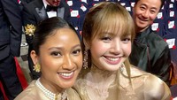 Claresta Taufan bertemu Lisa BLACKPINK di Busan International Film Festival 2025 dan langsung ngajak selfie. (Foto: dok Instagram clarestaufan)