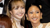 Momen Claresta Taufan berswafoto ria dengan Lisa BLACKPINK sampai masuk dalam unggahan akun Instagram resmi Busan International Film Festival. (Foto: dok Instagram clarestaufan)