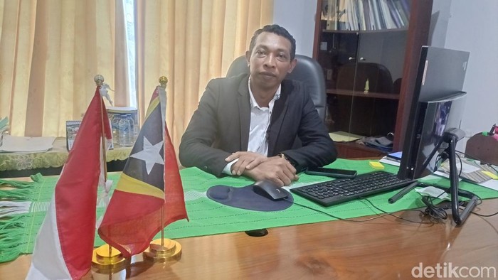 Consul Timor Leste di Kupang, Espedito Da Conceicao Ribeiro, di ruang kerjanya, Kamis (18/9/2025). (Simon Selly/detikBali)