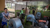 Rumah produksi yang memberdayakan masyarakat sekitar tersebut dalam satu bulan mampu mengolah 3,2 ton limbah daun nanas menjadi 50-60 kilogram serat daun nanas yang kemudian dijadikan benang dan selendang serta berbagai produk eco-fashion seperti topi, tas makrame, dompet dan pernak-pernik lainnya. Foto: ANTARA FOTO/Abdan Syakura