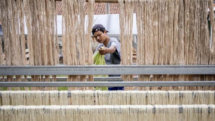 Dari Limbah Jadi Fashion, Serat Daun Nanas Subang Tembus Pasar Dunia Pekerja menjemur serat daun nanas di rumah produksi Alfiber Serat Daun Nanas Subang di Cijambe, Kabupaten Subang, Jawa Barat, Kamis (18/9/2025). Rumah produksi yang memberdayakan masyarakat sekitar tersebut dalam satu bulan mampu mengolah 3,2 ton limbah daun nanas menjadi 50-60 kilogram serat daun nanas yang kemudian dijadikan benang dan selendang serta berbagai produk eco-fashion seperti topi, tas makrame, dompet dan pernak-pernik lainnya yang telah diekspor ke Singapura, Malaysia, Jepang, Jerman dan Belanda, sekaligus dipasarkan ke berbagai daerah di Indonesia dengan harga mulai dari Rp95 ribu hingga Rp600 ribu. ANTARA FOTO/Abdan Syakura/nz