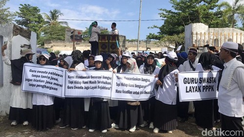 Aksi demonstrasi sejumlah guru honorer di Bima, Kamis (18/9/2025).