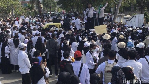 Guru sekolah swasta menggelar demo di Kantor DPRD kabupaten Bima, menuntut diangkat menjadi PPPK, Kamis, (18/9/2025). (Dok. Rafiin/detikBali)