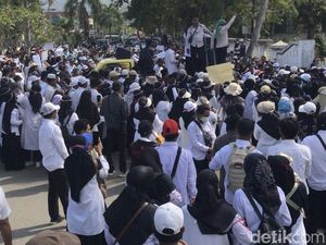 Ratusan Guru Honorer Swasta-Ponpes di Bima Demo Desak Diangkat PPPK