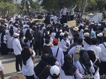 Ratusan Guru Honorer Swasta-Ponpes di Bima Demo Desak Diangkat PPPK