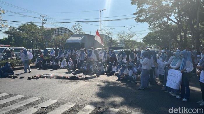 Demo nakes di depan kantor Gubernur Sulsel tutup total jalan Urip Sumoharjo Makassar.
