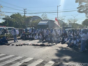 Demo Nakes di Kantor Gubernur Sulsel Tutup Jalan, Lalin Macet Parah