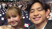 Bahkan, anak Iis Dahlia itu foto bareng dengan Lisa BLACKPINK. Foto: dok instagram Devano