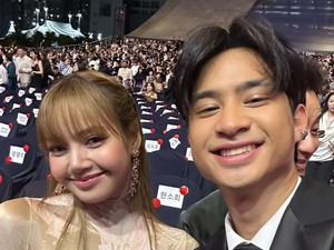Devano Pamer Foto dengan Lisa BLACKPINK Bikin Teman Iis Dahlia Iri