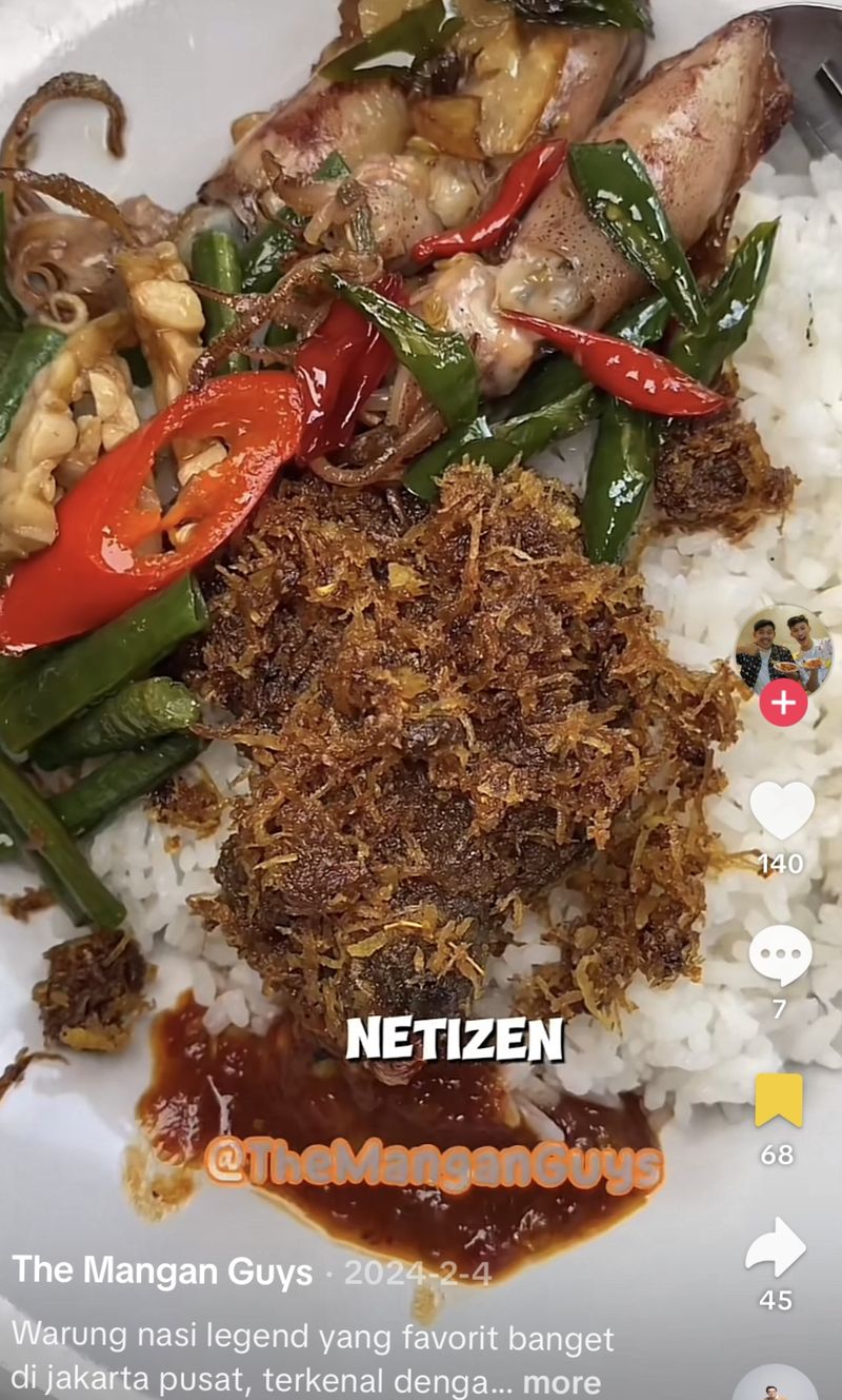 Di sini juga ada empal goreng enak yang disajikan bersama serundeng.