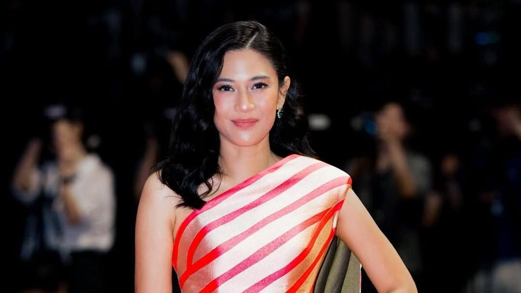 Pesona Dian Sastro Bergaun One-Shoulder Belang-belang