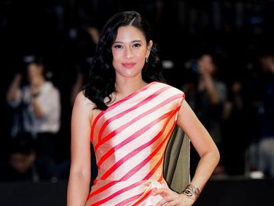 Pesona Dian Sastro Bergaun One-Shoulder Belang-belang