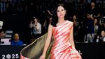 Pesona Dian Sastro Bergaun One-Shoulder Belang-belang