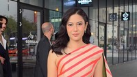 Dian Sastro sebelum masuk ke ruangan Festival Film Internasional Busan 2025. (Foto: dok Instagram therealdisastr)