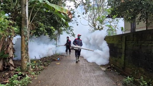 Dinkes Karangasem menggencarkan fogging nyamuk untuk mencegah penyakit pascabanjir di Banjar Tengading, Desa Antiga, Karangasem, Kamis (18/9/2025). (Foto: Dok. Dinkes Karangasem)