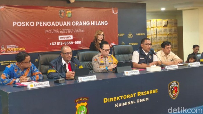 Dirsiber Polda Metro Jaya,  Kombes Roberto GM Pasaribu (kedua dari kanan) dalam jumpa pers terkait pencarian orang hilang (Kurniawan F/detikcom)