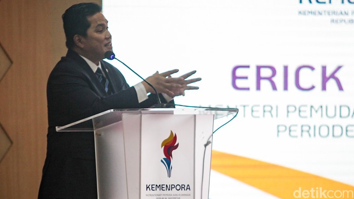 Prosesi serah terima jabatan (sertijab) Menteri Pemuda dan Olahraga berlangsung khidmat di gedung Kemenpora, Jakarta, Kamis (18/9/2025). Dito Ariotedjo resmi menyerahkan tongkat estafet kepemimpinan Kemenpora kepada Erick Thohir, yang sehari sebelumnya dilantik Presiden Prabowo Subianto di Istana Negara.