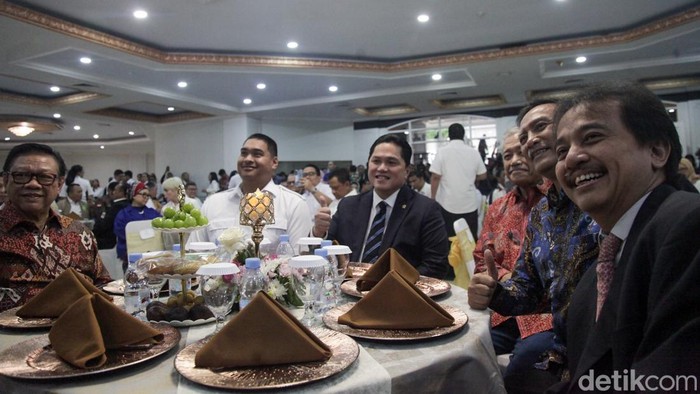 Prosesi serah terima jabatan (sertijab) Menteri Pemuda dan Olahraga berlangsung khidmat di gedung Kemenpora, Jakarta, Kamis (18/9/2025). Dito Ariotedjo resmi menyerahkan tongkat estafet kepemimpinan Kemenpora kepada Erick Thohir, yang sehari sebelumnya dilantik Presiden Prabowo Subianto di Istana Negara.
