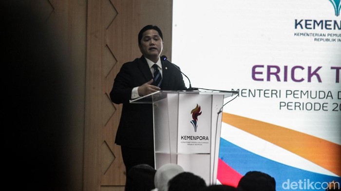 Prosesi serah terima jabatan (sertijab) Menteri Pemuda dan Olahraga berlangsung khidmat di gedung Kemenpora, Jakarta, Kamis (18/9/2025). Dito Ariotedjo resmi menyerahkan tongkat estafet kepemimpinan Kemenpora kepada Erick Thohir, yang sehari sebelumnya dilantik Presiden Prabowo Subianto di Istana Negara.