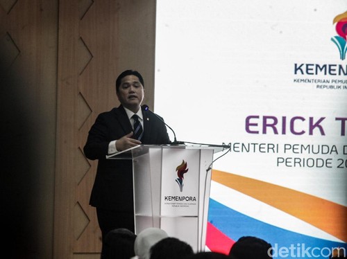 Prosesi serah terima jabatan (sertijab) Menteri Pemuda dan Olahraga berlangsung khidmat di gedung Kemenpora, Jakarta, Kamis (18/9/2025). Dito Ariotedjo resmi menyerahkan tongkat estafet kepemimpinan Kemenpora kepada Erick Thohir, yang sehari sebelumnya dilantik Presiden Prabowo Subianto di Istana Negara.