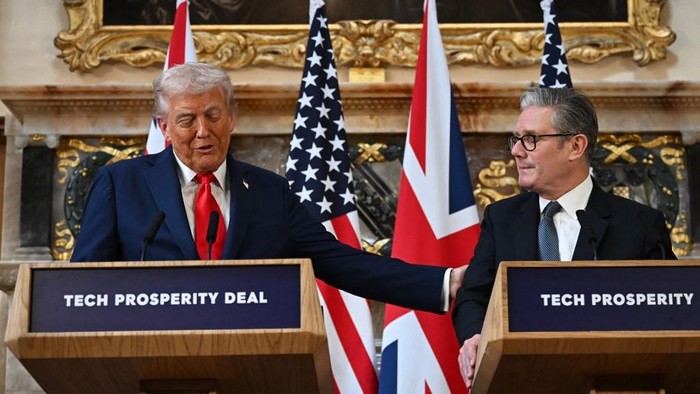 Presiden AS Donald Trump (kiri) memberi isyarat di samping Perdana Menteri Inggris Keir Starmer (kanan) dalam konferensi pers bersama setelah pertemuan mereka di Chequers, Aylesbury, Inggris tengah, pada 18 September 2025, di hari kedua Kunjungan Kenegaraan kedua Presiden AS.