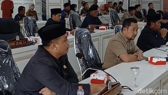 Sejumlah anggota DPRD Palopo dari fraksi Golkar, PDIP dan NasDem memilih walk out sebagai bentuk protes terhadap absennya Wali Kota Palopo Naili Trisal dalam rapat paripurna hari ini.