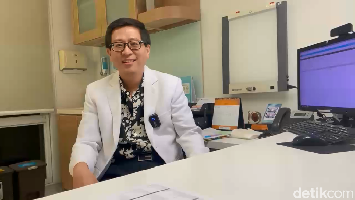 dr. Yuswanto Setyawan, SpPD, KGH, FINASIM, FACP memberikan penjelasan tentang prosedur transplantasi ginjal