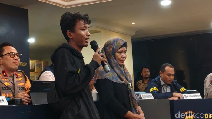 Eko Purnomo akhirnya ditemukan di Kalimantan Tengah setelah dilaporkan hilang sejak awal bulan ini. Eko meminta maaf ke ibunda karena pergi tanpa pamit. (Kurniawan F/detikcom)