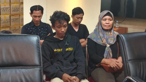 Polda Metro Jaya menghadirkan Eko Purnomo dan Bima Permana Putra yang sempat dinyatakan hilang di kericuhan Jakarta, Kamis (18/9/2025).