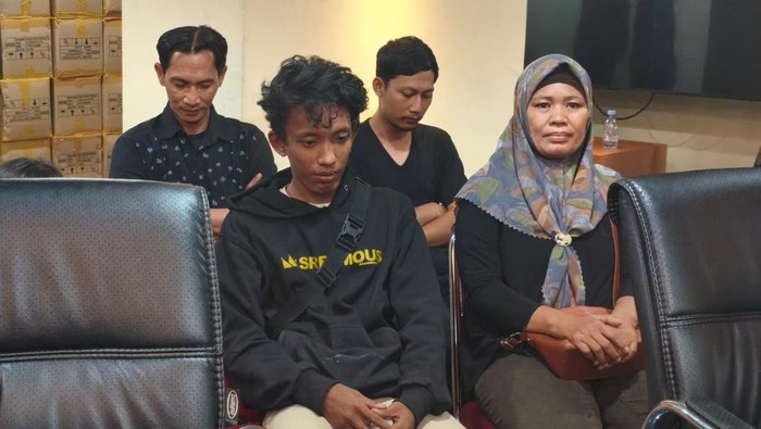 Polda Metro Jaya menghadirkan Eko Purnomo dan Bima Permana Putra yang sempat dinyatakan hilang di kericuhan Jakarta, Kamis (18/9/2025).