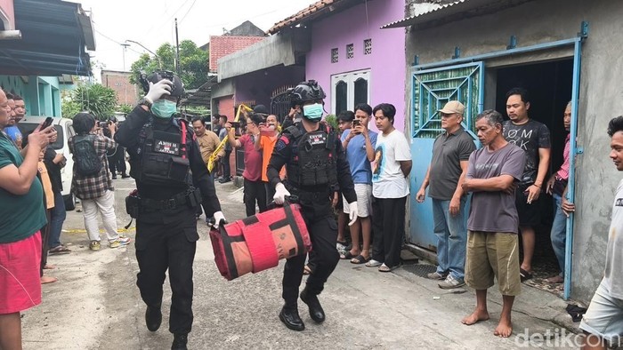 Tim Gegana saat membawa granat yang ditemukan di Kampung Debegan, RT 02 RW 5, Kelurahan Mojosongo, Kecamatan Jebres, Kota Solo, Kamis (18/9/2025).
