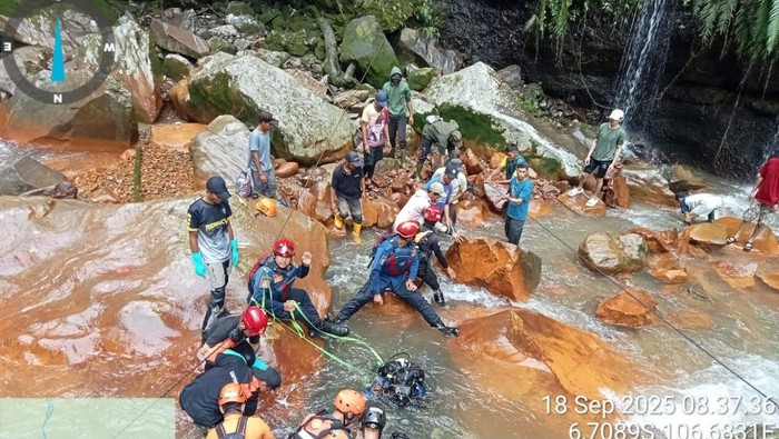 Evakuasi jasad pria tersangkut di bebatuan Curug Seribu, Bogor