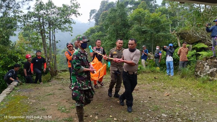Evakuasi jasad pria tersangkut di Curug Seribu, Bogor