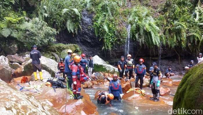 Evakuasi jenazah di dasar curug Seribu Bogor