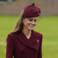 Memesona, Kate pun mendapat pujian dari Donald Trump. “You’re beautiful, so beautiful,” kata presiden ke-47 AS itu kepada Kate saat berjabat tangan seperti dikutip Daily Mail.  (Foto: Aaron Chown - WPA Pool/Getty Images)