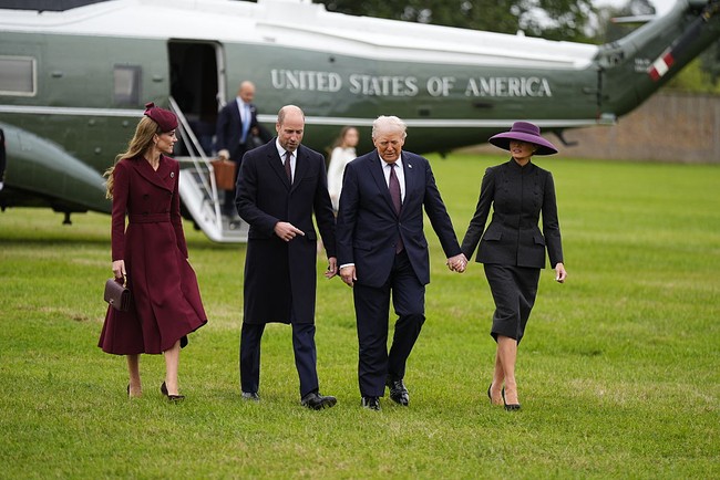 Presiden Amerika Serikat Donald Trump dan Ibu Negara Melania Trump tiba di Windsor, Inggris, pada Rabu (17/9/2025). Mereka disambut oleh Pangeran William dan Putri Wales Catherine atau Kate Middleton. (Foto: Aaron Chown - WPA Pool/Getty Images)