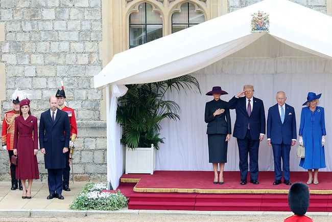 Pemandangan visual yang unik juga muncul ketika Raja Charles III dan Ratu Camilla bergabung. Tampak warna pakaian Kate, Melania, dan Camilla, senada dengan warna dasi suami mereka. (Foto: Chris Jackson/Getty Images)