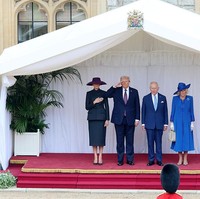 Pemandangan visual yang unik juga muncul ketika Raja Charles III dan Ratu Camilla bergabung. Tampak warna pakaian Kate, Melania, dan Camilla, senada dengan warna dasi suami mereka. (Foto: Chris Jackson/Getty Images)