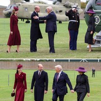 Trump menjadi presiden AS pertama yang dua kali mengunjungi Inggris di bawah kepimpinan kepala monarki yang berbeda (kunjungan pertamanya pada 2019, mendiang Ratu Elizabeth II masih berkuasa). Lantas dalam kunjungan bersejarah tersebut, setelan Christian Dior haute couture serba hitam yang terdiri dari bar jacket dan rok tailored, dilengkapi topi lebar berwarna plum menjadi andalan Melania. (Foto: Aaron Chown - WPA Pool/Getty Images)