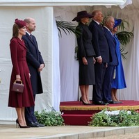 Saat Presiden Macron berkunjung ke Inggris beberapa bulan sebelumnya, Kate, Camilla dan Ibu Negara Prancis Brigitte Macron memilih busana yang merepresentasikan warna bendera kedua negara. Alih-alih merah, putih, dan biru, kali ini marun dan plum yang kuat dan kaya pun menjadi palet baru diplomasi mode. (Foto: Instagram/@princeandprincessofwales)