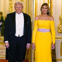 Bahkan, tak sedikit yang menyamakan gayanya seperti pisang atau telur Paskah raksasa. “Mengapa Melania berpakaian seperti pisang?” tulis seorang warganet. Ada pula yang membandingkan dengan penampilan Kate Middleton, Putri Wales, yang disebut tampil jauh lebih anggun dalam balutan gaun krem dengan renda emas. (Foto: Aaron Chown-WPA Pool/Getty Images)